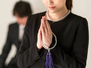 手を合わせる女性